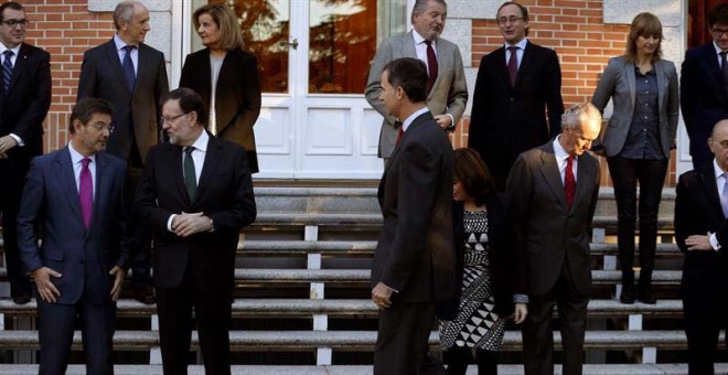 Mariano Rajoy, a la izquierda, junto al rey Felipe y buena parte de sus ministros en un reciente acto oficial. / J.J. GUILLÉN (EFE)