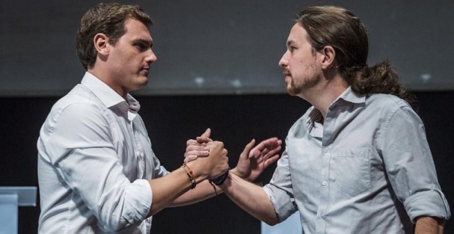 Los candidatos a la presidencia del Gobierno de Ciudadanos, Albert Rivera, y de Podemos, Pablo Iglesias, se saludan antes de debate electoral que ha organizado la Universidad Carlos III de Madrid. EFE/Emilio Naranjo