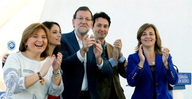 El presidente del Gobierno y del PP, Mariano Rajoy, acompañado por la vicesecretaria de Estudios y Programas del Partido Popular, Andrea Levy,2ºiz., la presidenta del PPVC, Isabel Bonig,iz., el presidente del PP de Valencia, Vicente Betorete, y Elena Bast