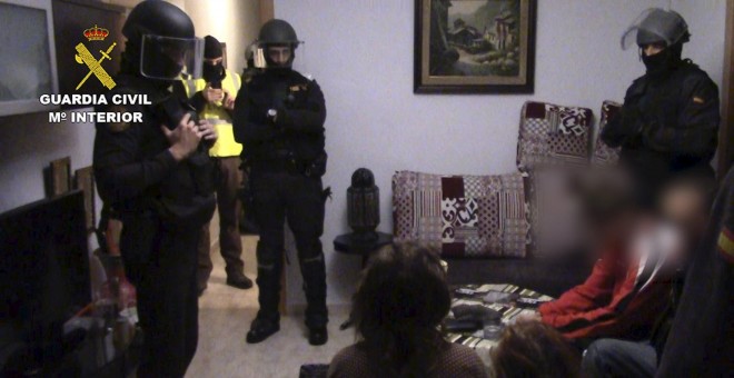 Agentes de la Guardia Civil en uno de los apartamentos registrados ayer, en Barcelona, en una operación contra el yihadismo.-  MINISTERIO DEL INTERIOR