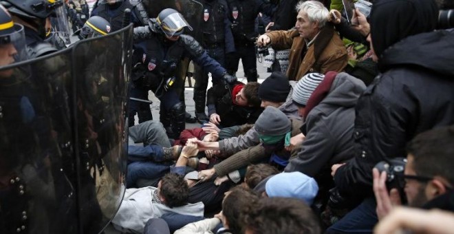 Los antidisturbios obligan a unos manifestantes a permanecer sentados en París. /AFP