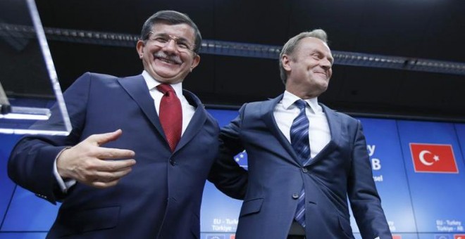 El presidente del Consejo Europeo, Donald Tusk, y el primer ministro turco, Ahmet Dvutoglu. /EFE