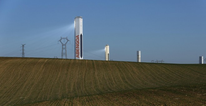 Torres de la planta solar Solúcar, de Abengoa, cerca de Sevilla. REUTERS / Marcelo del Pozo