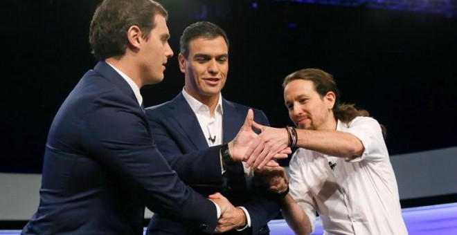 Los candidatos a la Presidencia del Gobierno de Ciudadanos, Albert Rivera (i); PSOE, Pedro Sánchez (c); y Podemos, Pablo Iglesias (d), se saludan a su llegada al debate digital organizado por el periódico El País, esta tarde en Madrid. EFE/ JuanJo Martín