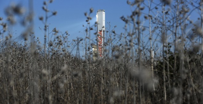 Torre perteneciente a la planta solar de Abengoa, 'Solucar', en Sanlúcar la mayor, cerca de Sevilla. REUTERS/Marcelo del Pozo