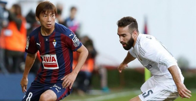 Carvajal, durante el partido ante el Eibar. EFE/Juan Herrero