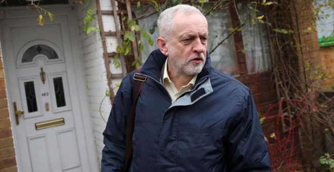 Jeremy Corbyn abandona su casa de Londres, este martes. REUTERS/Neil Hall