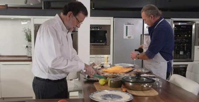 Rajoy cocinando unos mejillones al vapor con Bertín. /RTVE