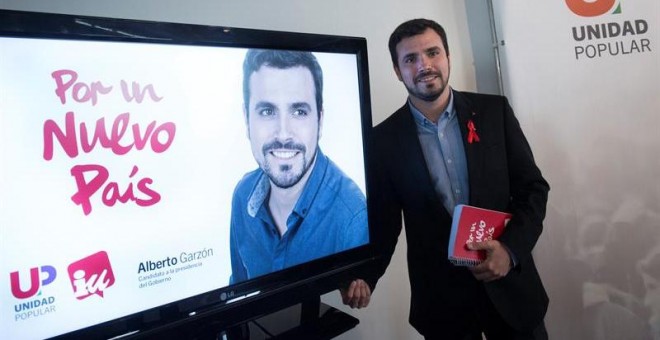 -El candidato de IU a la Presidencia del Gobierno, Alberto Garzón, y la imagen de su campaña electoral.- EFE