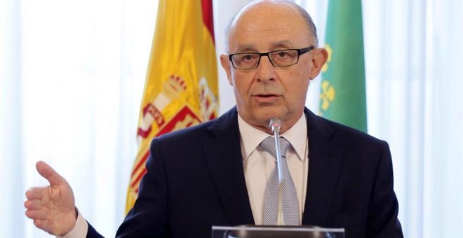 El ministro de Hacienda y Administraciones Públicas, Cristóbal Montoro, pronuncia unas palabras durante el acto de firma de un protocolo entre el Estado y Extremadura, para la financiación de futuros proyectos de inversión hasta 2018. EFE/Fernando Alvarad