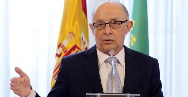 El ministro de Hacienda y Administraciones Públicas, Cristóbal Montoro, pronuncia unas palabras durante el acto de firma de un protocolo entre el Estado y Extremadura, para la financiación de futuros proyectos de inversión hasta 2018. EFE/Fernando Alvarad