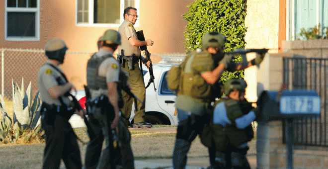 Los agentes de policía de San Bernardino, durante la persecución tras el tiroteo en un centro de discapacitados. REUTERS