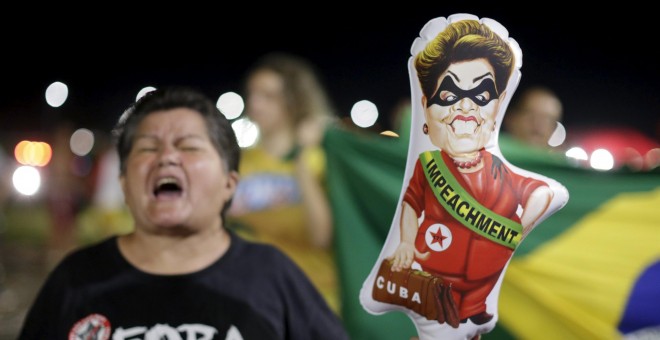 Manifestantes celebran frente al Congreso brasileño, en apoyo a la decisión del jefe de los diputados, Eduardo Cunha, de promover un juicio político contra la presidenta brasileña, Dilma Rousseff. REUTERS/Ueslei Marcelino