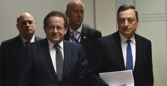 El presidente del Banco Central Europeo (BCE), Mario Draghi (dcha), y el vicepresidente, Vitor Constancio.  EFE/Arne Dedert