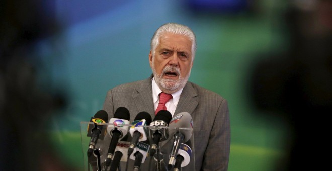 El jefe de Gabinete y ministro de la Presidencia de Brasil, Jaques Wagner, en una rueda de prensa en la sede del Gobierno, el Palacio Planalto, de  Brasilia. REUTERS/Ueslei Marcelino