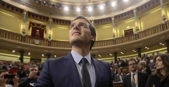 El candidato de Ciudadanos a presidente del Gobierno, Albert Rivera, a su llegada, ayer, a la jornada de puertas abiertas del Congreso de los Diputados. EFE/Fernando Alvarado