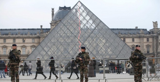 Soldados franceses frente al museo del Louvre en París. REUTERS/Charles Platiau