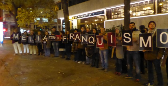 Miembros de la Federación Estatal de Foros por la Memoria se manifiestan a las puertas del hotel Meliá Castilla. D. Narváez.