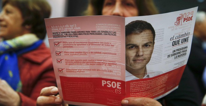 Una simpatizante socialista sostiene un pasquín electoral con la imagen del líder del partido Pedro Sanchez. REUTERS/Susana Vera