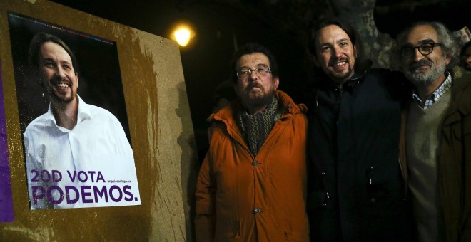 Pablo Iglesias, junto a su padre y al candidato de Podemos por Zamora Braulio Llamero, en Villaralbo. / REUTERS