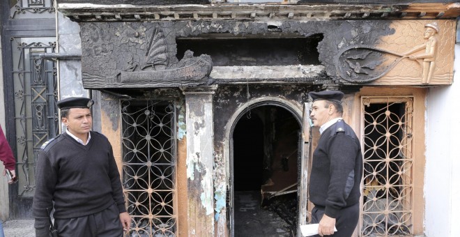 Agentes de seguridad egipcios permanecen frente a un restaurante y club nocturno que fue atacado en el barrio de Aguza, al oeste de El Cairo (Egipto). EFE/Khaled Elfiqi