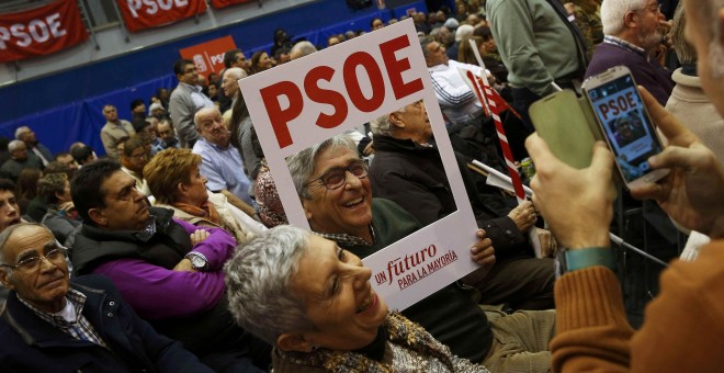 Simpatizantes del PSOE inician la campaña electoral.- REUTERS.