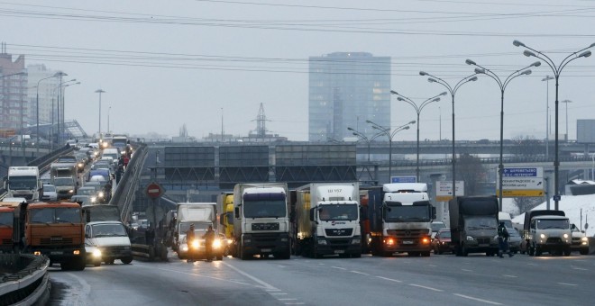 Tráfico en una carretera de Moscú. REUTERS
