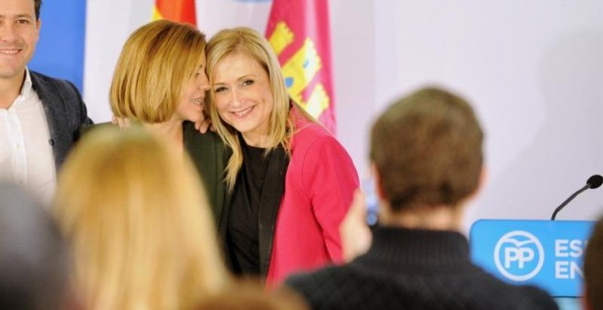 La presidenta del PP de Castilla-La Mancha y secretaria general nacional del partido, María Dolores de Cospedal (i), junto a la presidenta de la Comunidad de Madrid, Cristina Cifuentes (d), durante un acto del partido en Seseña (Toledo). EFE/Ismael Herrer