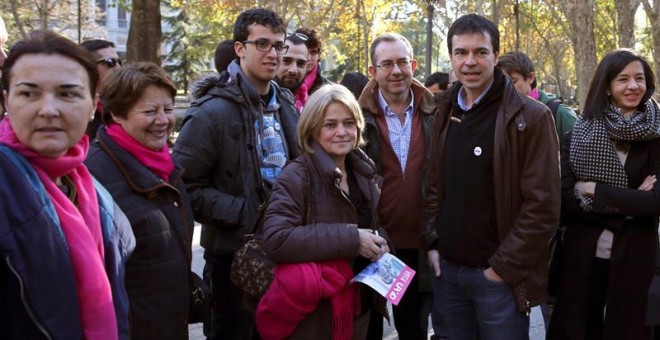 El cabeza de lista de UPyD al Congreso, Andrés Herzog, acompañado de simpatizantes de la formación, durante la presentación en Madrid, ante el ministerio de Sanidad, de las propuestas de su partido en materia sanitaria./ EFE