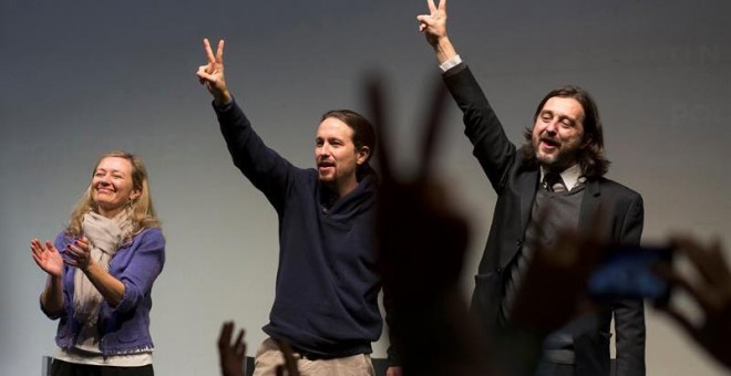 El candidato de Podemos a la Presidencia del Gobierno, Pablo Iglesias, acompañado por el responsable de Relaciones con la Sociedad Civil, Rafa Mayoral, y la juez Victoria Rosell, durante un acto de campaña celebrado hoy en el Teatro Alameda de Málaga. EFE