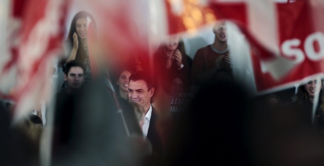 El líder del PSOE, Pedro Sanchez, durante su intervención en un mitin en Inca (Palma de Mallorca). REUTERS/Enrique Calvo