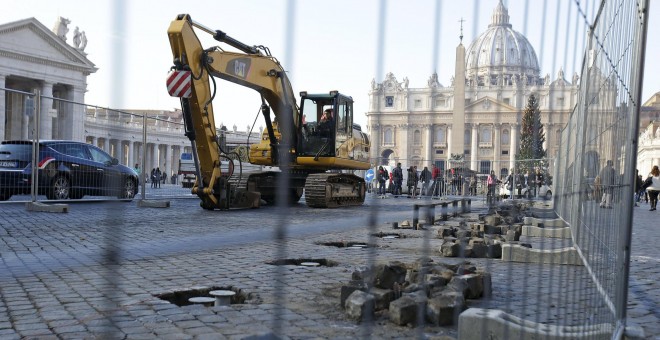 Obras en la Plaza de San Pedro en El Vaticano. REUTERS/Max Rossi