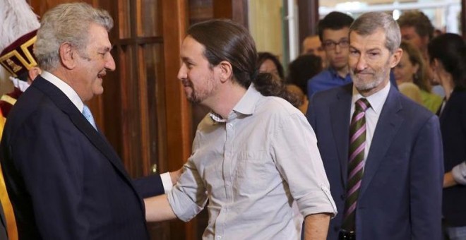 El presidente del Congreso, Jesús Posada (i), saluda al líder de Podemos, Pablo Iglesias (c), a su llegada a la recepción celebrada en Madrid con motivo del XXXVII aniversario de la Constitución. Tras Iglesias, el ex JEMAD y número dos de la formación po