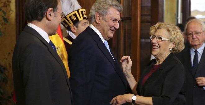 Los presidentes del Senado, Pío García Escudero, y del Congreso, Jesús Posada, saludan a la alcaldesa de Madrid, Manuela Carmena, a su llegada a la recepción celebrada en la Cámara Baja con motivo del XXXVII aniversario de la Constitución. EFE/Ballesteros