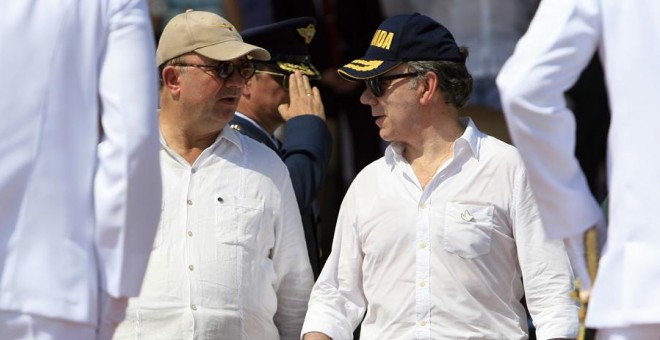 El presidente de Colombia, Juan Manuel Santos, camina junto a su ministro de Defensa, Luis Carlos Villegas, tras la rueda de prensa en Cartagena (Colombia) en la que anunció el  hallazgo del galeón San José en el caribe colombiano. EFE/RICARDO MALDONADO R