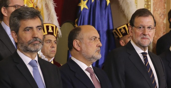 El presidente del Gobierno y candidato del PP a la reelección, Mariano Rajoy, el presidente del Tribunal Supremo y del CGPJ, Carlos Lesmes, y el presidente del Tribunal Constitucional, Francisco Pérez de los Cobos, durante la recepción celebrada en la Cám