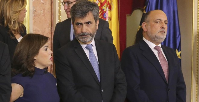 La vicepresidenta del Gobierno, Soraya Sáenz de Santamaría, el presidente del Tribunal Supremo y del CGPJ, Carlos Lesmes, y el presidente del Tribunal Constitucional, Francisco Pérez de los Cobos, durante la recepción celebrada en la Cámara Baja con motiv