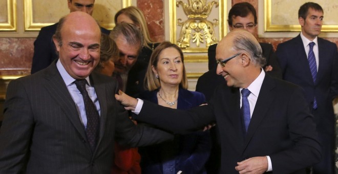 Los ministros de Economía, Luis de Guindos, Fomento, Ana Pastor y Hacienda, Cristóbal Montoro; durante la recepción celebrada en la Cámara Baja con motivo del XXXVII aniversario de la Constitución. EFE/Ballesteros