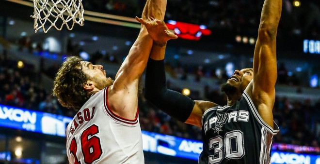 Pau Gasol, con los Bulls, ante David West, de San Antonio Spurs. EFE/TANNEN MAURY