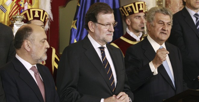 El presidente del Gobierno y candidato del PP a la reelección, Mariano Rajoy, y el presidente del Tribunal Constitucional, Francisco Pérez de los Cobos, escuchan la intervención del presidente del Congreso de los Diputados, Jesús Posada (d), en la recepci