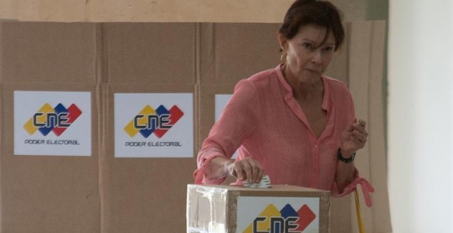 Una mujer vota pacíficamente en un colegio electoral en Caracas, Venezuela. EFE/MANAURE QUINTERO