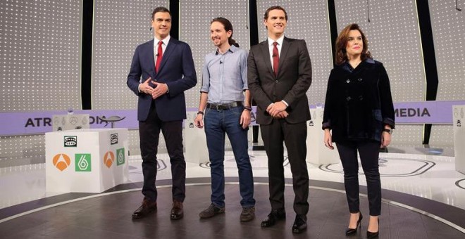 De izquierda a derecha, el secretario general del PSOE, Pedro Sánchez; el secretario general de Podemos, Pablo Iglesias; el presidente de Ciudadanos, Albert Rivera, y la vicepresidenta del Gobierno y candidata por Madrid al Congreso, Soraya Sáenz de Santa