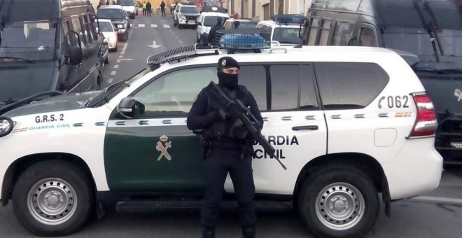 Un agente de la Guardia Civil, durante una operación antiyihadista en Melilla. / EFE