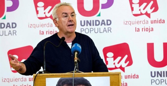 El coordinador general de Izquierda Unida (IU), Cayo Lara, durante su intervención en el acto público celebrado hoy en el Ayuntamiento de Logroño. EFE/Abel Alonso