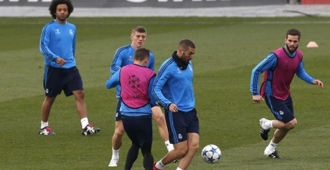 Benzema entrena con el Real Madrid este lunes. EFE/Kiko Huesca