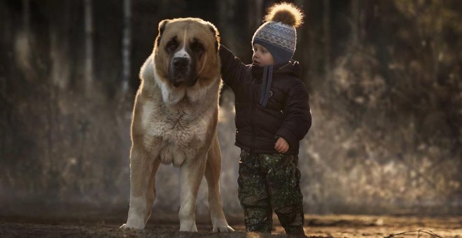 Imagen de un niño con su mascota. EUROPA PRESS