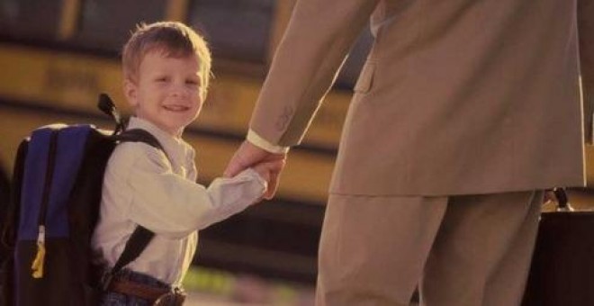 Imagen de un padre con su hijo camino de la guardería