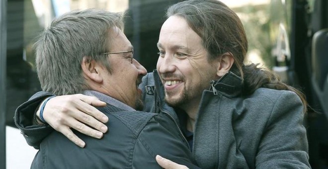 El candidato de Podemos a la Presidencia del Gobierno, Pablo Iglesias (d) saluda al candidato de En Comú Podem, Xavier Doménech (i), a su llegada al Foro Barcelona Tribuna.- EFE