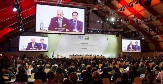 Vista general del plenario durante la presentación del primer borrador de acuerdo del clima elaborado por el Comité de París en la Conferencia del clima COP21 en Le Bourget, al norte de París, Francia. EFE/Ian Langsdon