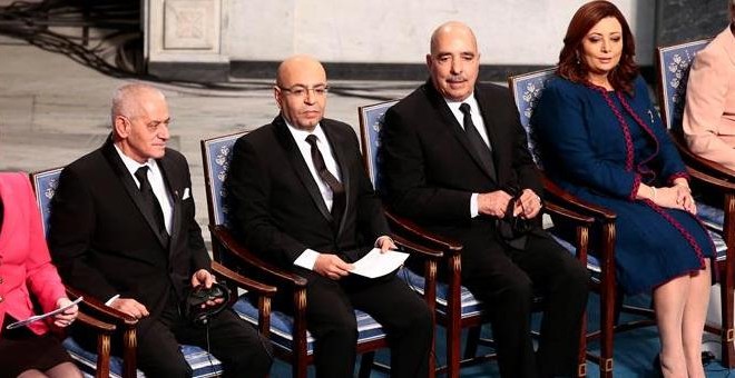 (De izq a der) La presidenta del Comité del Nobel, Kaci Kullman Five, y los miembros del Cuarteto de Diálogo de Túnez el secretario general de la Unión General de Trabajadores Tunecinos (UGTT), Houcine Abassi; el presidente de Asociación Nacional de Abog